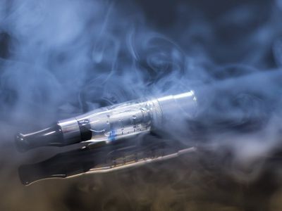 Сейм принял поправки, предусматривающие запрет на торговлю жидкостями со вкусом для электронных сигарет - Литва и страны Балтии