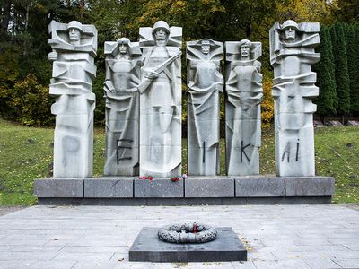 Комитет ООН не разрешил убрать стелы с Антакальнисского кладбища - Литва и страны Балтии