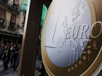 Эксперты: евро продолжит дешеветь                                 - В Мире