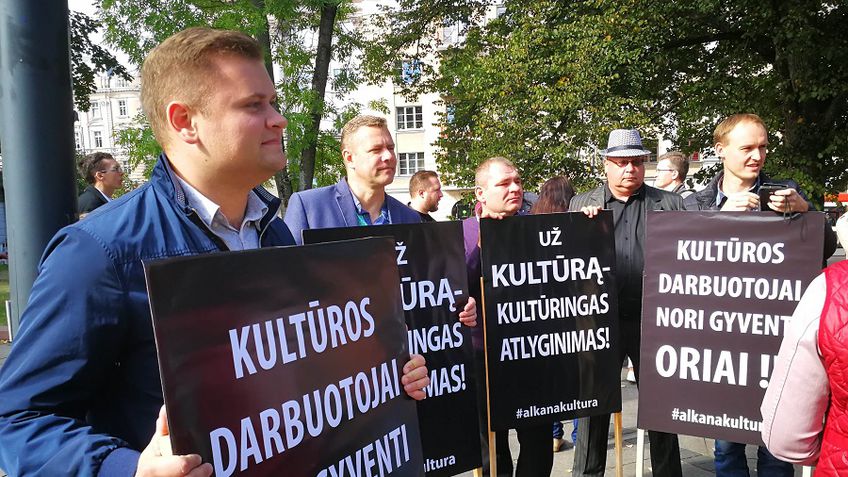 Prie Vyriausybės - dalgiais kapojama Lietuvos kultūra