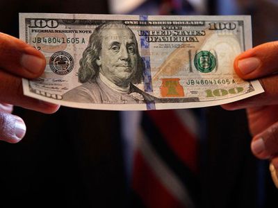 В США приступили к печати новых стодолларовых купюр с улучшенной системой защиты - В Мире