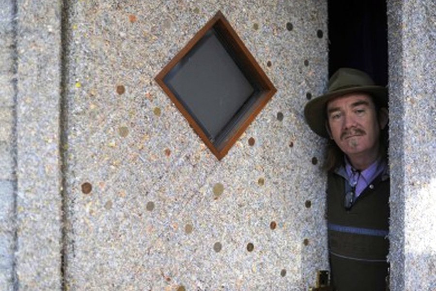 Безработный художник выстроил себе жилище из банкнот евро - Культурные и спортивные мероприятия