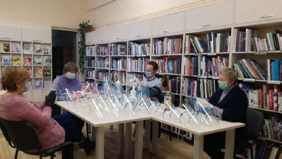 Библиотекари изготавливают на 3D-принтере пластиковые защитные экраны для медиков - В Висагинасе