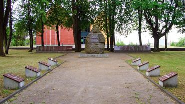 Сегодня в Литве: Сейм одобрил поправки к законам, позволяющие перенести могилы советских воинов