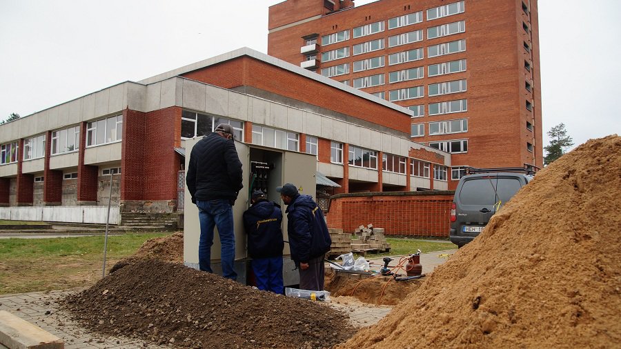 Кадр дня. Электрощитовая на тротуаре - В Висагинасе