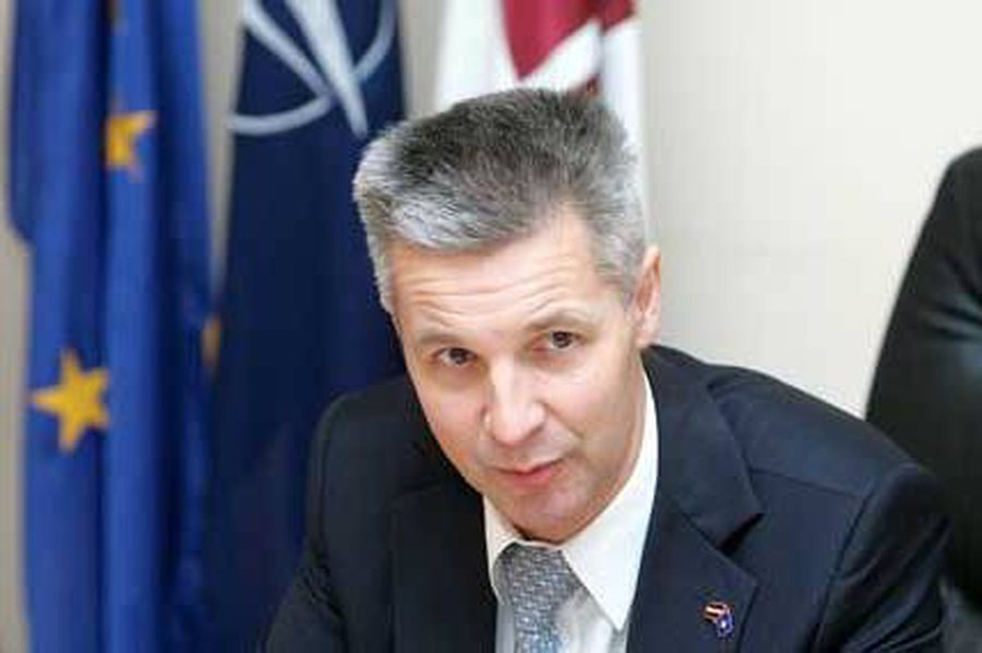 В Латвии связали российский бомбардировщик с референдумом по языку                                