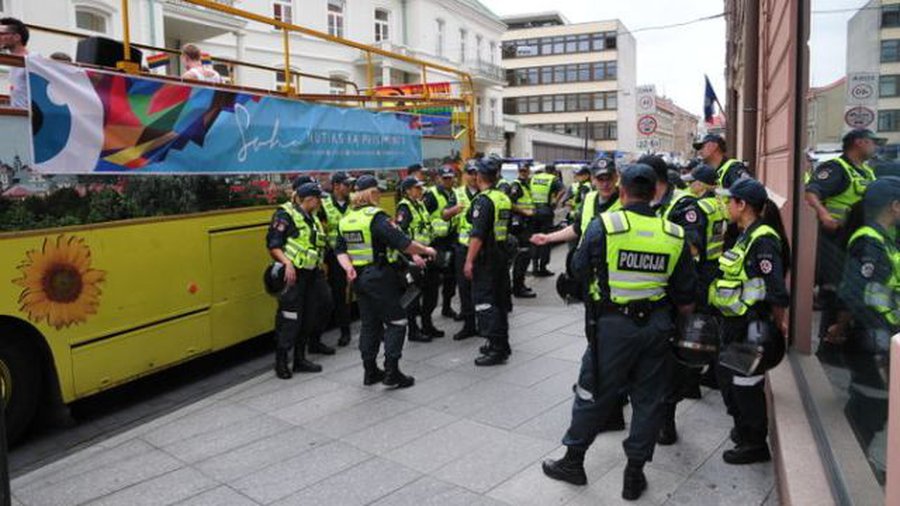 Шествие Baltic Pride: много полиции, сотни участников и толпа любопытных 

 - Литва и страны Балтии