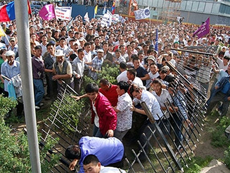 В Монголии объявлено чрезвычайное положение - В Мире