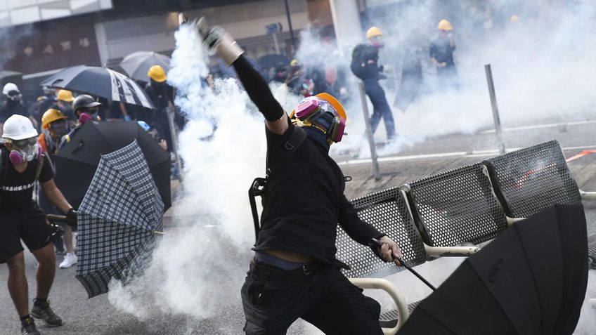 Dešimttūkstantiniuose protestuose Honkonge pirmą kartą panaudotos kovinės kulkos