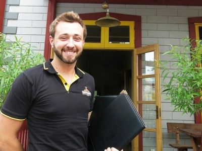 Официант: в Паланге зарабатываю больше, чем в Голландии - Литва и страны Балтии