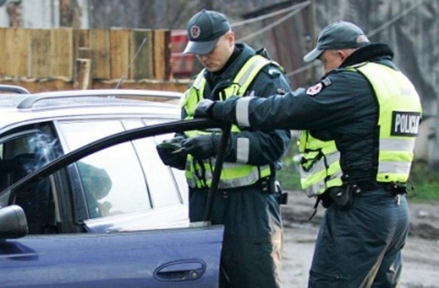 Говоря за рулем по мобильному можно потерять не только деньги, но и права - Происшествия и криминал