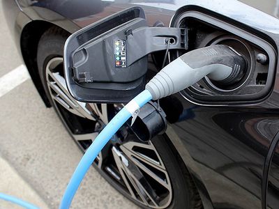 Сейм не поддержал предложение применять при приобретении новых электромобилей льготный 9-проц. тариф НДС - Литва и страны Балтии