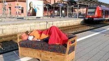 Пьяного немца прямо на диване отправили поездом в Мюнхен