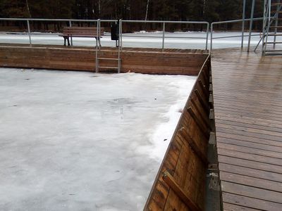 Пирс снова не устоял против льда, мини-библиотечка – против вандалов - В Висагинасе