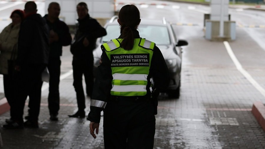 В Вильнюсском аэропорту приземлился самолет с пассажиром, возможно, зараженным коронавирусом - Литва и страны Балтии