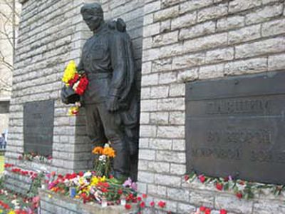 Защитники  «бронзового солдата» оправданы эстонским судом - Литва и страны Балтии
