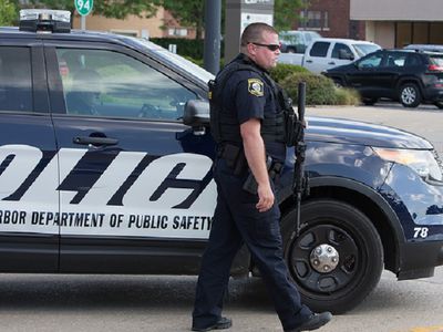 В Мичигане студент застрелил родителей из пистолета своего отца-полицейского - В Мире