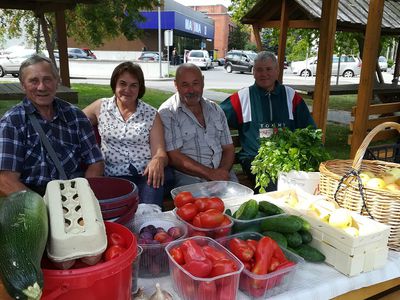 Уличные торговцы радуются новым прилавкам: лучше поздно, чем никогда (видео) - В Висагинасе