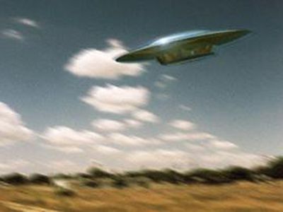 Летающая тарелка атаковала полицейский вертолет - Хобби, отдых и развлечения