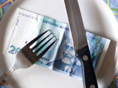 Siūlymas kovai su prageriamomis pašalpomis: mokėti maistu - Lietuva ir Baltijos šalys