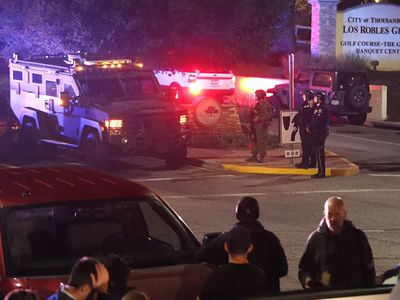 Погиб стрелок, открывший огонь в пригороде Лос-Анджелеса - В Мире