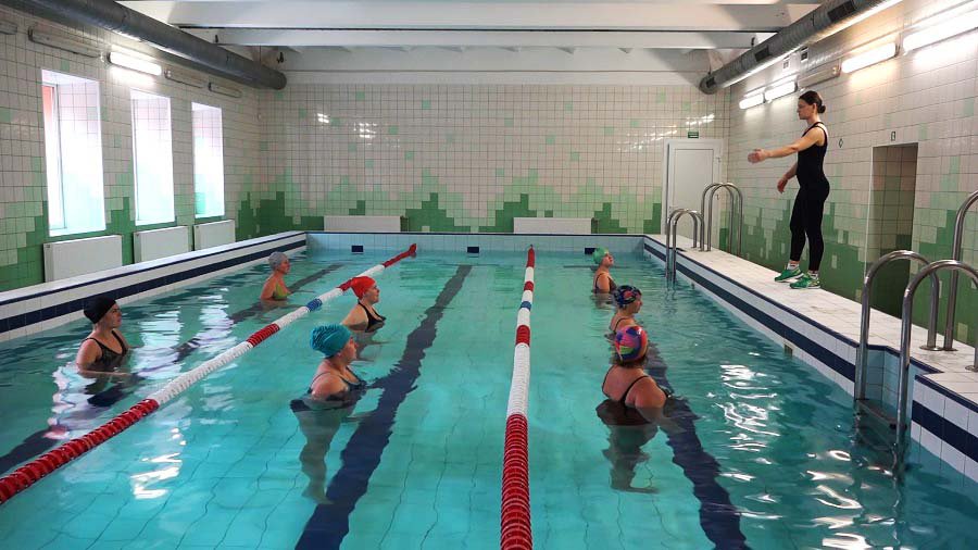С 1 октября у многих висагинцев появилась возможность бесплатно посещать занятия в бассейне (видео) - В Висагинасе