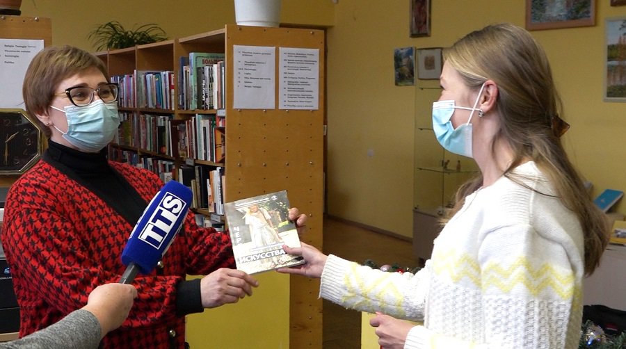 Анастасия Ковалева подарила городской библиотеке свою книгу «Черты искусства» (видео) - В Висагинасе
