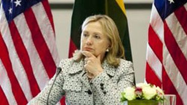 Пикет у кортежа Клинтон в Литве: США — террорист номер один

