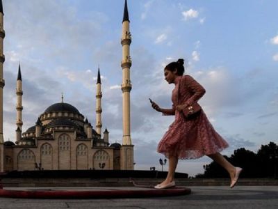 Закрылся чеченский паблик, обличавший девушек в коротких юбках - В Мире