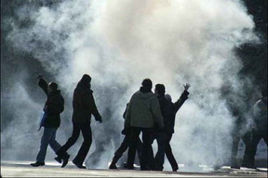 Prieš plojančius protestuotojus naudojo ašarines dujas - Pasaulyje