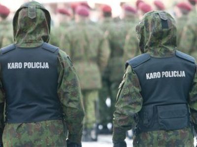 Нетрезвый военный полицейский предложил полиции взятку в размере 10 000 литов - Происшествия и криминал