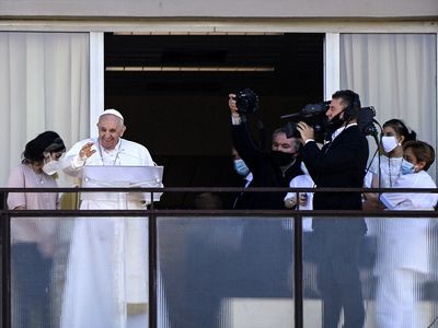 Папа Римский Франциск впервые появился на публике после операции - В Мире