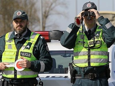 Сотрудники полиции начинают нетрадиционную акцию "Каждый является пешеходом" - Литва и страны Балтии