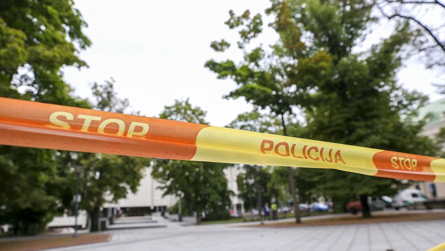 После беспорядков у Сейма здание правительства Литвы обнесли металлической оградой - Литва и страны Балтии