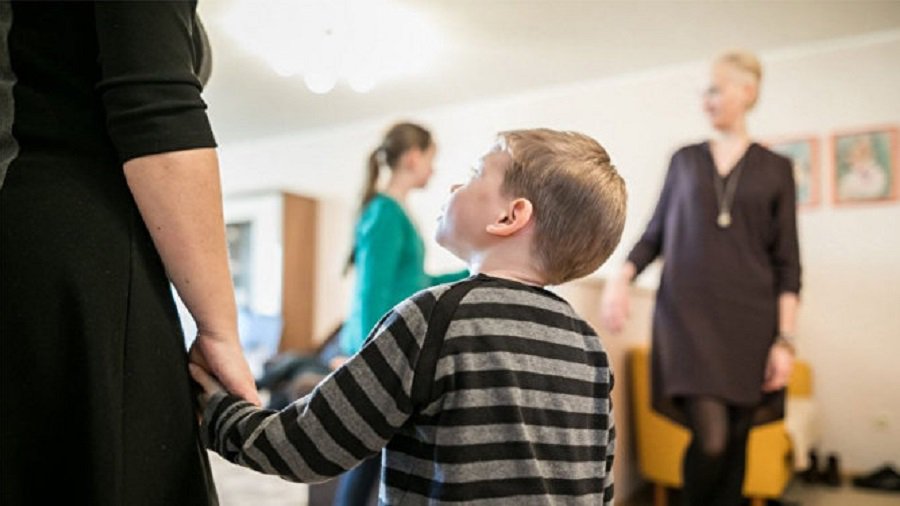 За 9 дней у родителей забрали 90 детей - Литва и страны Балтии