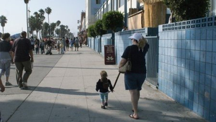 Paplūdimyje automobilis įsirėžė į minią, sužeista 12 žmonių
 - Pasaulyje