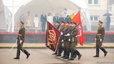 Подняты государственный и исторический флаги: сегодня Литве вновь нужно мужество короля Миндаугаса