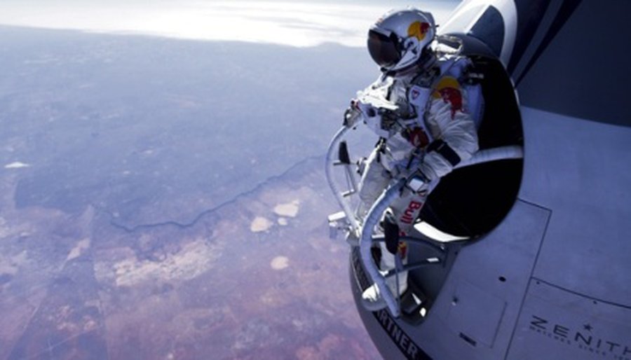 Бесстрашный Феликс спрыгнул на Землю из стратосферы (добавлена ссылка на видео прыжка) - В Мире