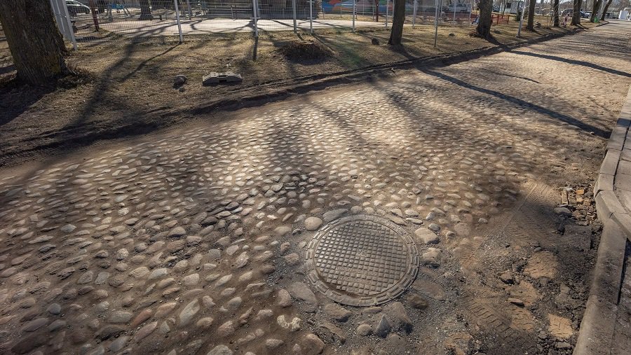 Открытую в историческом вильнюсском квартале мостовую XIX в. решено сохранить - Литва и страны Балтии