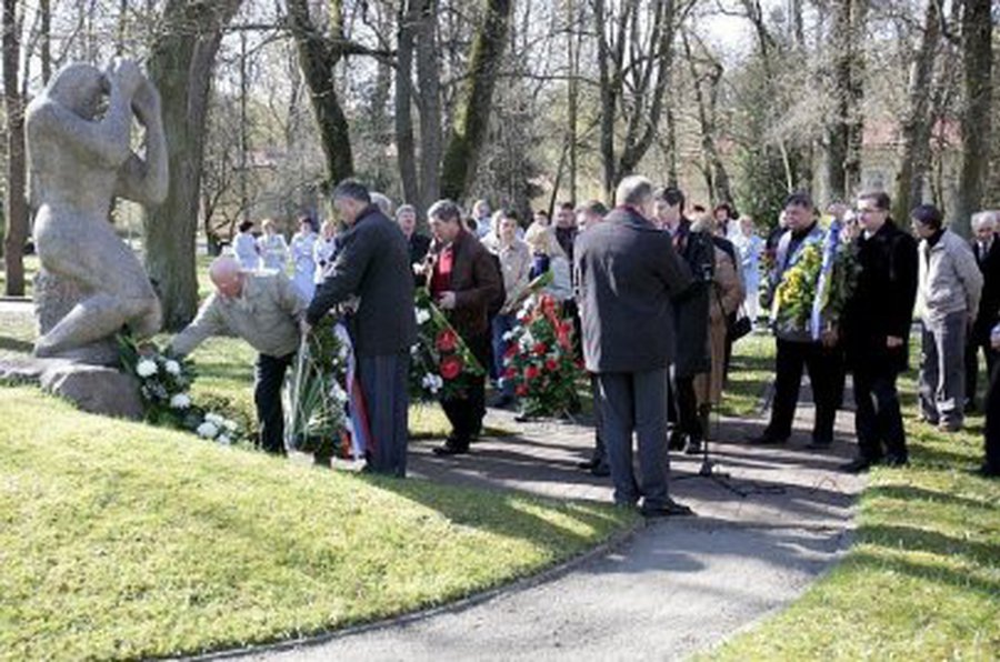 В память о погибших литовских ликвидаторах аварии на Чернобыльской АЭС                                                 - Литва и страны Балтии