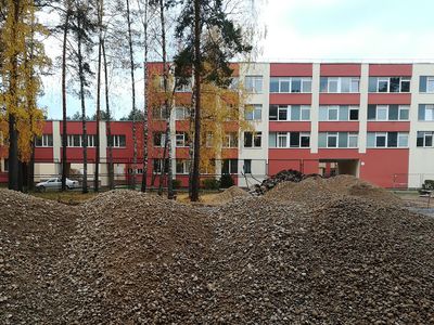 Амфитеатр подождет. Идет реконструкция спортплощадки гимназии «Atgimimo» - В Висагинасе