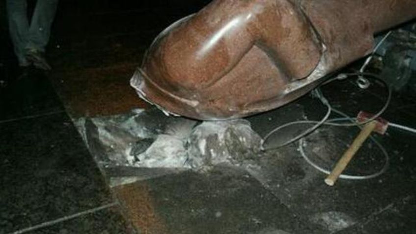 В Киеве «евроинтеграторы» разбили кувалдами памятник Ленину