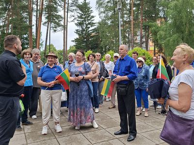 Поход «Обними свой город» пенсионеры посвятили Дню государства (фотогалерея) - В Висагинасе