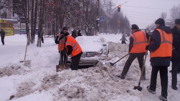 В Риге заставят убирать снег нарушителей правил парковки