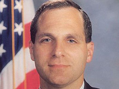 Бывшего главу ФБР заподозрили в получении денег от террористов                                                                 - В Мире