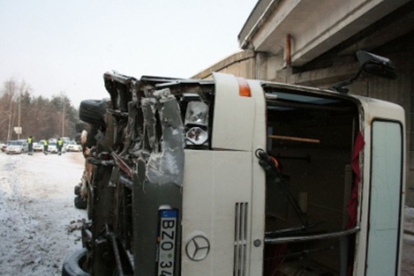 Vilniuje apvirto autobusas su keleiviais