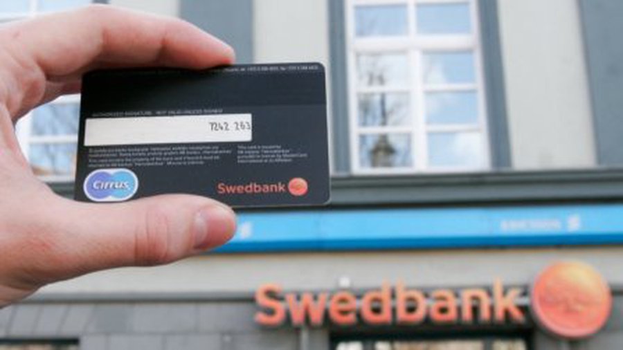 Swedbank повышает расценки за операции с наличными - Литва и страны Балтии