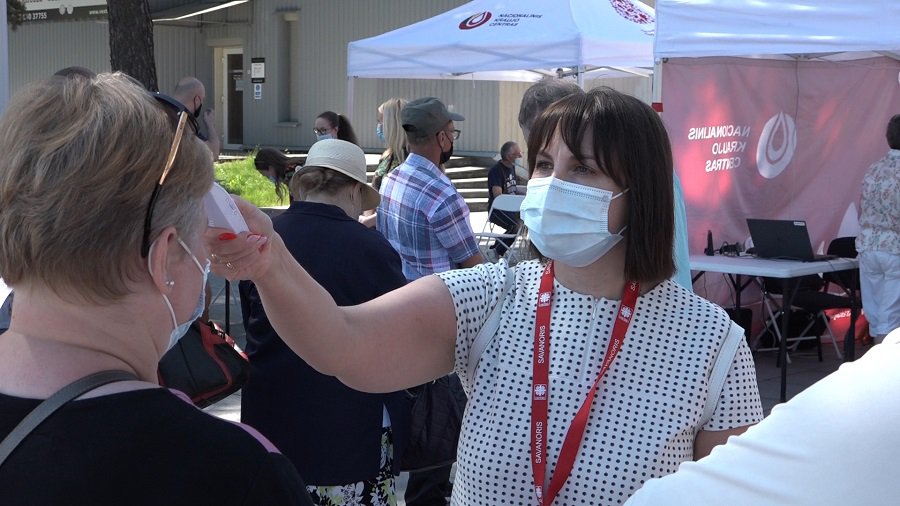 В Висагинасе однократной дозой вакцины Janssen привились 290 человек (видео) - В Висагинасе
