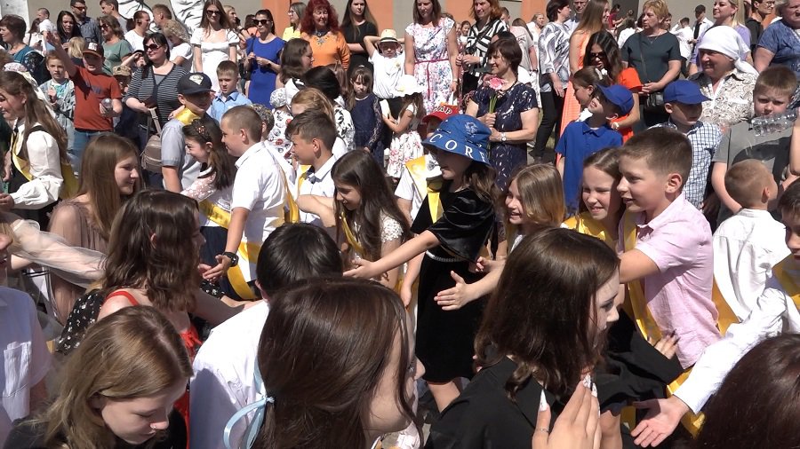Последние звонки: 8-классники и 10-классники и попрощались со своими школами (видео) - В Висагинасе