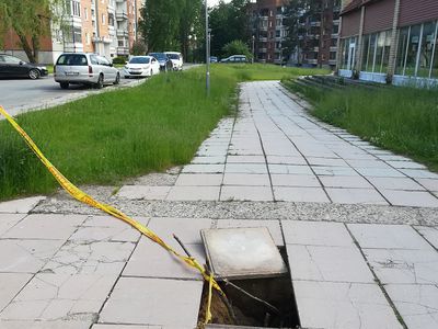 Чей провал? Никто не взял на себя ответственность за размытый водой тротуар - В Висагинасе